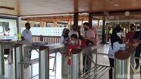 Untuk pengunjung pertama yang beruntung mendapatkan hadiah tersebut terdiri dari keluarga Alma Karuma Almasih dari Garut, Jawa Barat dan Boy Man Harefa dari Jepara.
