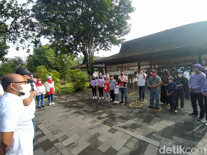 Pengunjung perdana di Candi Borobudur