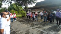 Pengunjung perdana tahun 2022 di Candi Borobudur, Kabupaten Magelang, Jawa Tengah, mendapatkan hadiah menarik.