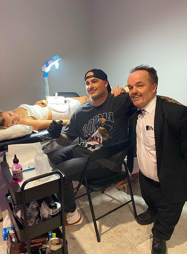 Mereka dimanjakan dengan berbagai atraksi sirkus dan bisa menikmati free-flow alkohol sepuasnya. (Foto: Instagram)