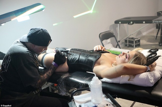 Tidak hanya itu, terdapat pula booth khusus tato di mana mereka bisa ditato oleh artisan berpengalaman. (Foto: Instagram)