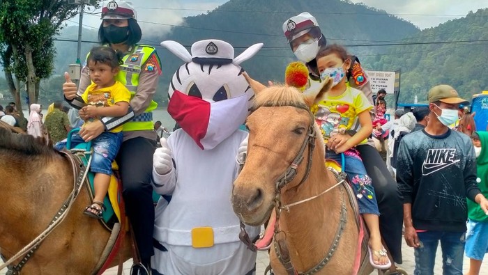 Polisi Kerahkan Polwan Berkuda di Telaga Sarangan untuk Patuh Prokes