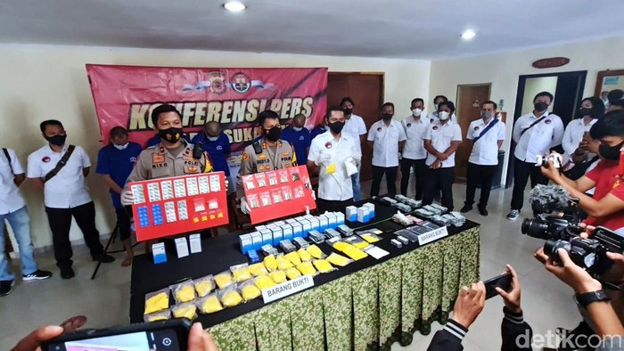 Polres Sukabumi Gagalkan Peredaran Narkotika di Malam Tahun Baru Satuan Reserse Narkoba Polres Sukabumi berhasil menggagalkan peredaran narkotika dan obat-obatan terlaranf yang akan diedarkan pada malam pergantian tahun dan akhir pekan ini.