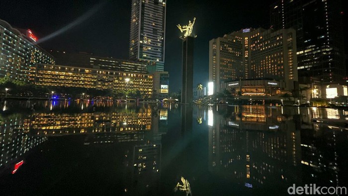 Malam pergantian tahun baru di Ibukota Jakarta terlihat sepi dari hiruk pikuk warga. Salah satunya di Bundaran Hotel Indonesia, Jalan MH Thamrin, Jakarta Pusat, Jumat (31/12/2021) malam.