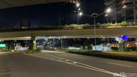 Beberapa ruas jalan protokol yang menjadi tempat berkumpulnya warga Jakarta terlihat lengang.