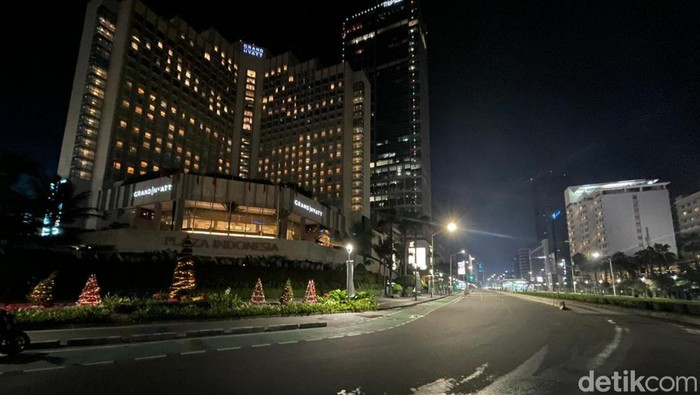 Potret Jakarta yang Sunyi Sepi Sambut Tahun Baru 2022 Malam pergantian tahun baru di Ibukota Jakarta terlihat sepi dari hiruk pikuk warga. Salah satunya di Bundaran Hotel Indonesia, Jalan MH Thamrin, Jakarta Pusat, Jumat (31/12/2021) malam.