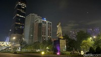 Jalan MH Thamrin, Jakarta Pusat, juga tampak lengang dengan adanya penutupan jalan.
