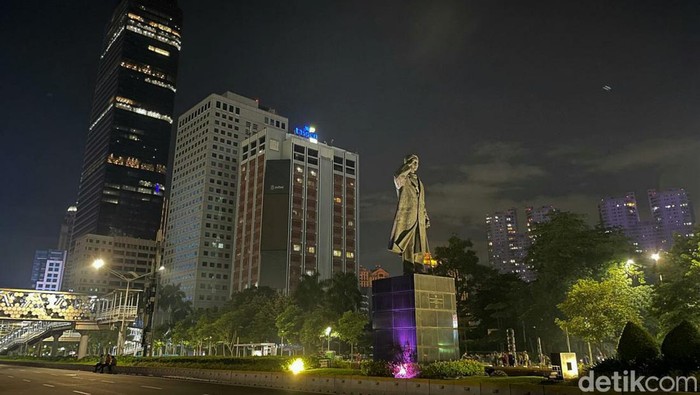 Potret Jakarta yang Sunyi Sepi Sambut Tahun Baru 2022 Malam pergantian tahun baru di Ibukota Jakarta terlihat sepi dari hiruk pikuk warga. Salah satunya di Bundaran Hotel Indonesia, Jalan MH Thamrin, Jakarta Pusat, Jumat (31/12/2021) malam.