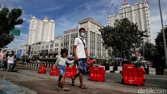 Hari pertama tahun 2022 dimanfaatkan warga Jakarta dengan beragam aktivitas. Selain berwisata, sebagian warga memanfaatkan libut tahun baru dengan berolahraga.