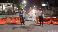 Sebagian akses jalan menuju alun-alun dan pusat kota tampak ditutup oleh petugas