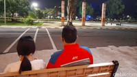 Dua orang muda-mudi tampak sedang menikmati suasana sepinya Alun-alun Sumedang.