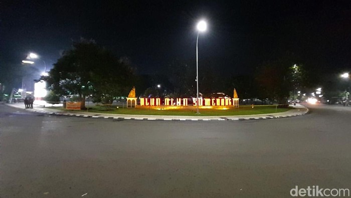 Potret Suasana Sepi Alun-alun Sumedang Saat Malam Tahun Baru Sebelum pandemi, alun-alun Sumedang biasanya ramai saat malam pergantian tahun. Namun dengan adanya intruksi Inmendagri Nomor 66 Tahun 2021, Alun-alun itu tampak sepi.