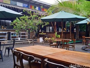 Buat Makan Keluarga, Ada Nasi Liwet dan Kepiting Lada Hitam di Daun Kelapa
