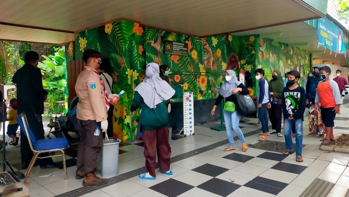 Ribuan pengunjung menikmati libur Tahun Baru di Kebun Binatang Surabaya (KBS)