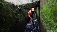 Suka duka yang dirasakan ketika bekerja saat Jakarta banjir dan puncak wabah COVID-19 di ibu kota. Bisa-bisa, bekerja lembur menjadi hal biasa. Tetapi, semua dilakoni bapak empat anak ini dengan ikhlas.