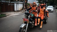 Pasukan oranye dibentuk berdasarkan Pergub DKI Jakarta Nomor 169 Tahun 2015 di era Basuki Tjahaja Purnama (Ahok) dan masih dipertahankan Anies Baswedan.
