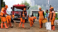 Terkadang, pasukan oranye turut diberdayakan berkolaborasi dengan satuan lain. Contohnya pasukan oranye di Kelurahan Karet Tengsin, Jakarta Pusat membantu petugas damkar menangani ceceran tanah di Jalan Sudirman.