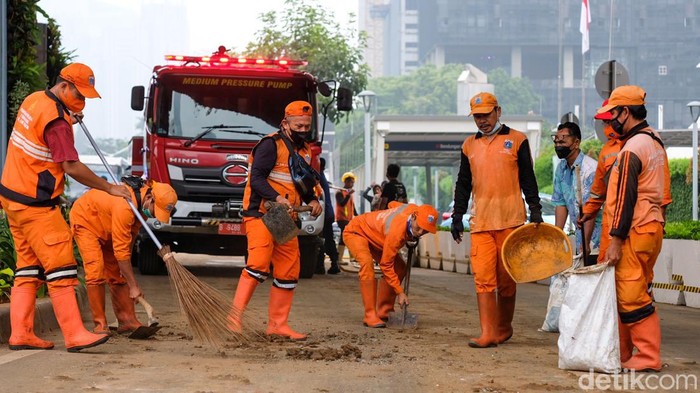 Jakarta perlahan berbenah menjadi lebih rapi dan bersih. Di balik itu, tidak sedikit ada peran PPSU alias pasukan oranye.