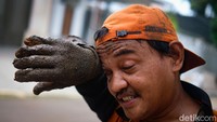 Lelah setelah seharian bekerja adalah hal yang manusiawi bagi pasukan oranye. Salah seorang pasukan oranye mengatakan, timnya termasuk memiliki solidaritas tinggi.