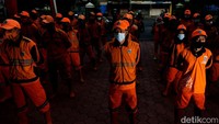 Yups, pasukan oranye di Jakarta yang kita kenal adalah petugas Penanganan Prasarana dan Sarana Umum (PPSU) itu bekerja di bawah pengawasan langsung se-tingkat kelurahan.