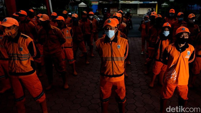 Jakarta perlahan berbenah menjadi lebih rapi dan bersih. Di balik itu, tidak sedikit ada peran PPSU alias pasukan oranye.