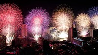 Kembang api Malam Tahun Baru terlihat di atas Sungai Chao Praya, Sabtu, (1/1/2022) di Bangkok, Thailand. Thailand merayakan tahun baru dengan pertunjukan kembang api di ICONSIAM, sebuah mal di Tepi Sungai Bangkok. Getty Images/Lauren DeCicca