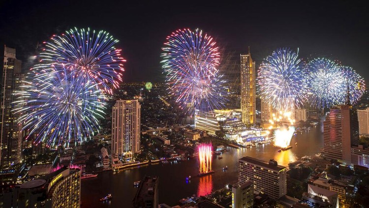Kembang api meledak di atas Sungai Chao Phraya selama perayaan Tahun Baru di Bangkok, Thailand, Sabtu, 1 Januari 2022, (AP Photo/Wason Wanichakorn)