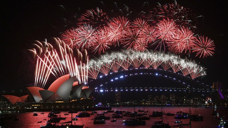 Kembang api meledak di atas Sydney Opera House dan Harbour Bridge selama perayaan Malam Tahun Baru di Sydney, Sabtu, 1 Januari 2022. (Dean Lewins/AAP Image via AP)