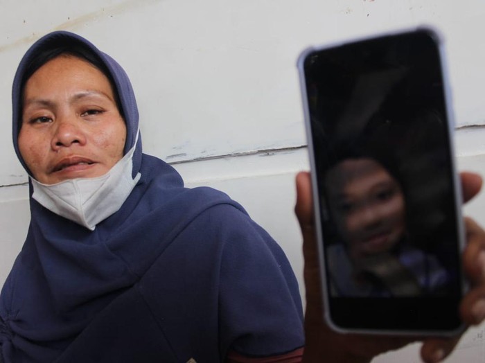 Seorang ibu, Marwatun menunjukkan foto putrinya, Naura yang meninggal usai vaksin