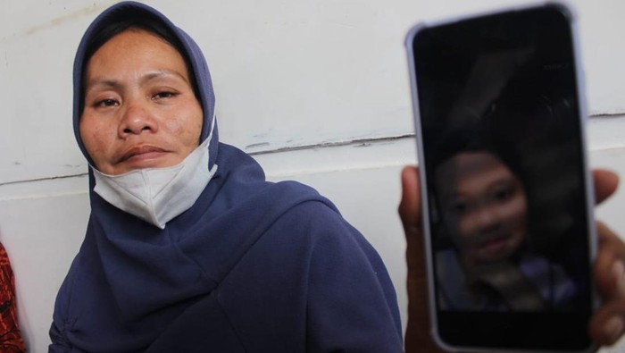 Seorang ibu, Marwatun menunjukkan foto putrinya, Naura yang meninggal usai vaksin