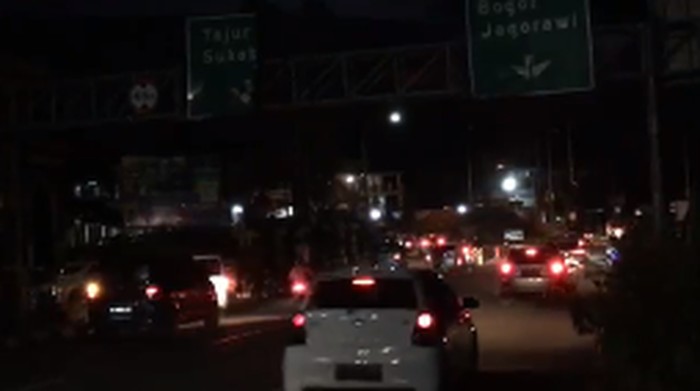 Simpang Gadog Padat Malam ini, Kendaraan Antre Menuju Puncak Bogor