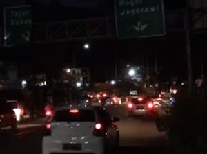 Simpang Gadog Padat Malam ini, Kendaraan Antre Menuju Puncak Bogor