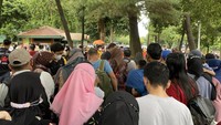 Untuk mengantisipasi penumpukan pengunjung, TMR sudah menyediakan aturan tertentu. Misalnya melakukan pendaftaran online, scan aplikasi PeduliLindungi, penerapan ganjil genap, hingga menyediakan wastafel tempat mencuci tangan di titik yang mudah dijangkau. (Foto: Annisa Rizky Fadhila/detikcom)  