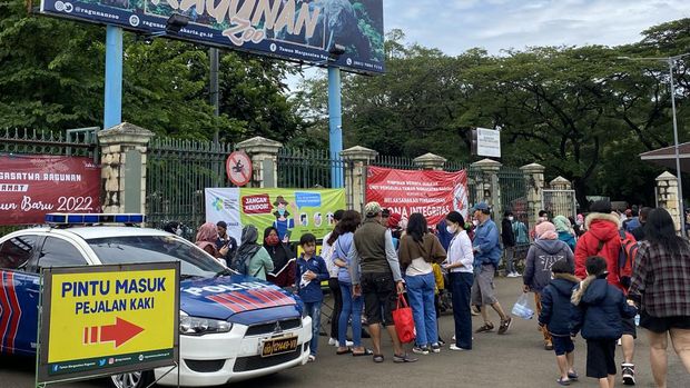 Suasan Ragunan yang padat padat pengunjung di Sabtu, 1 Januari 2022.