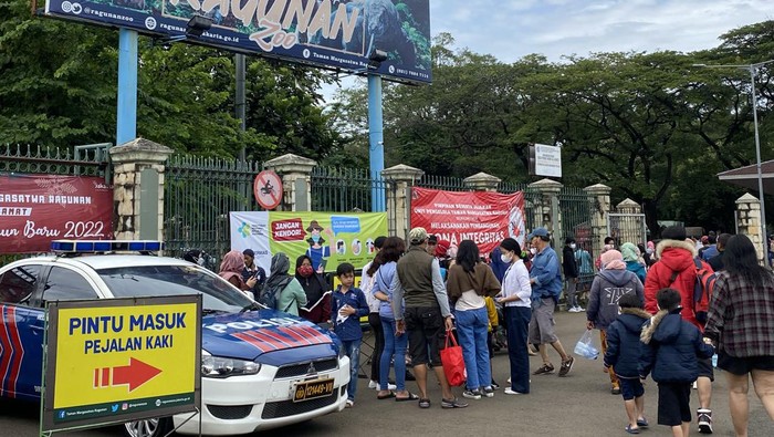 Suasan Ragunan yang padat padat pengunjung di Sabtu, 1 Januari 2022. Suasan Ragunan yang padat padat pengunjung di Sabtu, 1 Januari 2022.