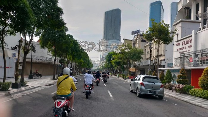 Suasana Kota Surabaya mulai tampak awal Tahun Baru 2022. Beberapa pemotor dan kendaraan pribadi sudah berseliweran di jalan hampir semua kawasan.