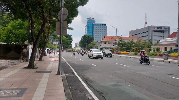 Suasana Kota Surabaya mulai tampak awal Tahun Baru 2022. Beberapa pemotor dan kendaraan pribadi sudah berseliweran di jalan hampir semua kawasan.