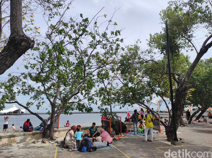 Suasana Pantai Ancol, 1 Januari 2021. (Azhar Bagas Ramadhan/detikcom)