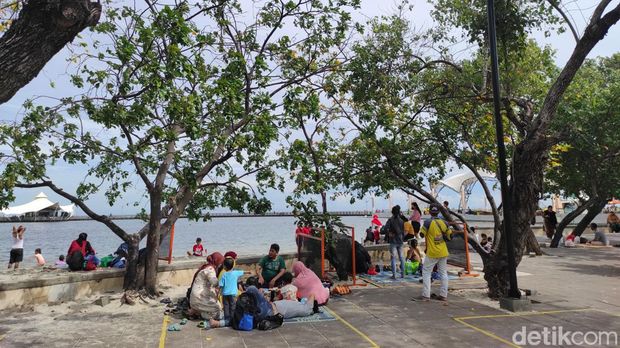 Suasana Pantai Ancol, 1 Januari 2022. (Azhar Bagas Ramadhan/detikcom) Suasana Pantai Ancol, 1 Januari 2022. (Azhar Bagas Ramadhan/detikcom)