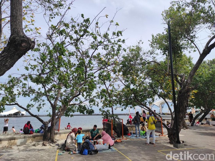 Suasana Pantai Ancol, 1 Januari 2022. (Azhar Bagas Ramadhan/detikcom)