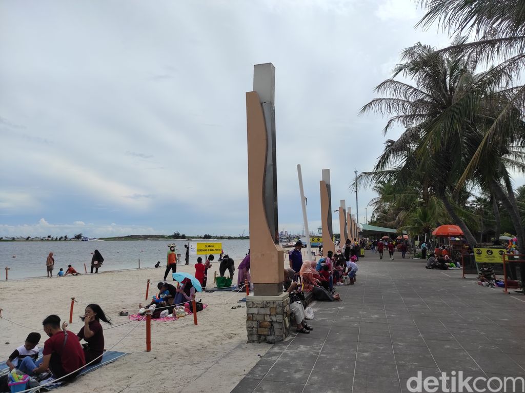 Suasana Pantai Ancol, 1 Januari 2021. (Azhar Bagas Ramadhan/detikcom)