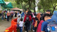 Per pukul 10.00 WIB, pengunjung yang datang berjumlah 6.253 orang. Mayoritas menggunakan kendaraan motor dan mobil. Tercatat, pengunjung yang menggunakan motor berkisar 564 orang dan yang menggunakan mobil sebanyak 390 orang. (Foto: Annisa Rizky Fadhila/detikcom)