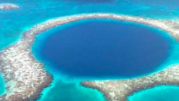 Great Blue Hole, Belize. Dikenal juga sebagai sinkhole terbesar di dunia. Lubang ini berdiameter 300 meter dengan kedalaman sekitar 125 meter. Foto: Times of India
