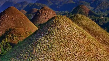 Chocolate Hills, Filipina. Meskipun namanya Chocolate Hills atau Bukit Cokelat, bukit-bukit ini tidak terbuat dari cokelat, melainkan kumpulan bukit kapur yang unik, indah, dan menarik untuk dkunjungi. Foto: Times of India