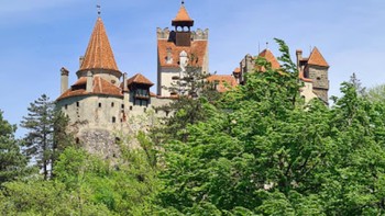 Kastil Bran, Rumania. Kastil ini umumnya dikenal sebagai Kastil Drakula, kini merupakan museum terbuka bagi turis yang menampilkan seni dan furnitur Ratu Marie. Foto: Times of India