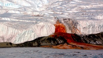 Blood Falls, Antartika. Blood Falls atau Air Terjun Darah adalah aliran air asin yang tercemar oksida besi, mengalir dari lidah Gletser Taylor ke permukaan yang tertutup es di West Lake Bonney di Taylor Valley di McMurdo Dry Valleys di Victoria Land. Air hipersalin yang kaya zat besi secara sporadis muncul dari celah kecil di kaskade es. Foto: Times of India