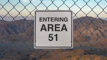 Area 51, Nevada, AS. Ini adalah sebuah daerah terisolasi di bagian selatan Nevada, yang dimiliki oleh pemerintah AS, digunakan sebagai pusat pembangunan rahasia dan percobaan pesawat-pesawat tempur generasi baru. Area ini diyakini menyimpan rahasia tentang UFO dan alien. Foto: Times of India