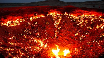 Gerbang Neraka Derweze, Turkmenistan. Di tengah gurun Karakum di Turkmenistan ada sebuah kawah bernama Derweze yang disebut gerbang neraka. Kawah ini merupakan ladang gas alam yang menyala, sengaja dibakar oleh ahli geologi untuk menghentikan penyebaran gas metana sejak 1971. Foto: Times of India