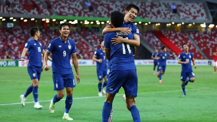 SINGAPORE, SINGAPORE - JANUARY 01: Sarach Yooyen #6 of Thailand celebrates with Bordin Phala #11 after scoring their second goal against Indonesia in the second half during the second leg of the AFF Suzuki Cup final at the National Stadium on January 01, 2022 in Singapore. (Photo by Yong Teck Lim/Getty Images)