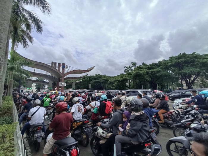TMII diserbu warga yang hendak libur Tahun Baru 2022 pada Sabtu (1/1/2022) siang.